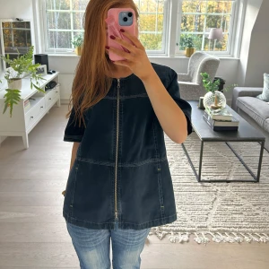 Jeans topp - Så fin och cool jeans topp som jag köpt second hand! Jag har aldrig använder den men sp fin och bra skick. Inga defekter