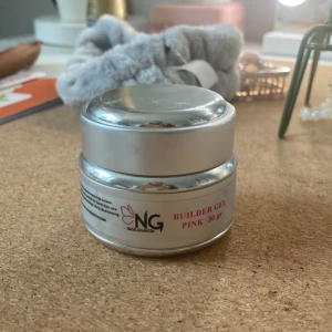 Clear builder gel🙀 - Hejj, jag har ett nästan helt oanvänt clear builder gel och undrar om någon vill byta det mot ett rosa builder gel! Bara saker från riktiga märken och inte SHEIN elr temu❤️ vet att det ser rosa ut på bilden men det är det it i värkliheten❤️