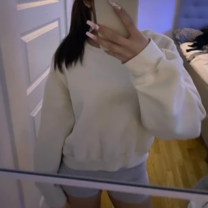 Sweatshirt  - En snygg vit sweatshirt🤍