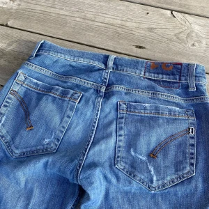 Dondup jeans - Säljer nu mina dondup george jeans. De är i mycket gott skick (ser bättre ut i verkligheten än på bilderna). Storlek: 31. Tveka inte på att höra av er vid intresse!