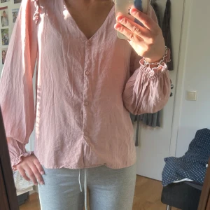 Rosa blus - En jättegullig rosa blus jag köpt på en second hand, den är annars från VILA. Aldrig använt den därför säljs den🥰