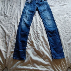 Replay Jeans  - Ett par Replay typ 5 använda storlek 29/34. Om du har några frågor skriv bara till mig. Slim fit. Ny pris kosta dom 1700 kr. 