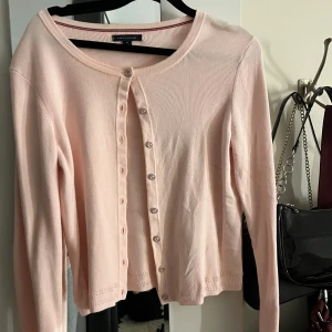 Söt ljusrosa kofta - Köpt i Tommy hilfiger butik utomlands , knappt använd. Super söt! Passar S också 🩷