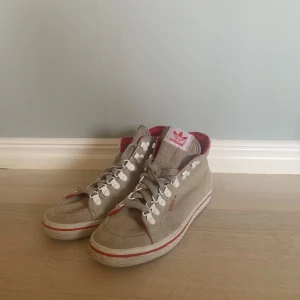 Adidas skor - Snygga beiga skor i nyskick, använda en gång, röd insida💕Inga slitningar, köparen står för frakt🤗