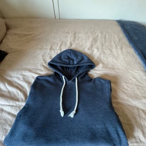 Hoodie Marin blå - PIER ONE Hoodie  Skick 10/10 Hwlt Ny använd under några få tillfällen. Säljer billigt skulle säga att den passar 165-178 