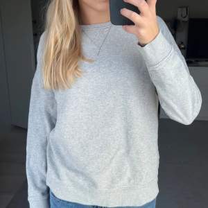 Grå sweatshirt 