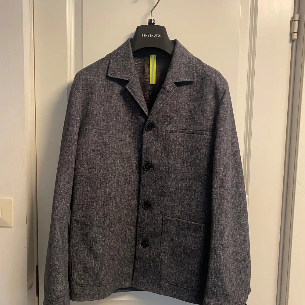 Riktigt snygg overshirt från BENVUNOTO.Storlek 46 (S). Den är i nyskick finns inga defekter. Nypris: 2000kr mitt pris: 899. Hör av er vid frågor och funderingar!. Jackor.