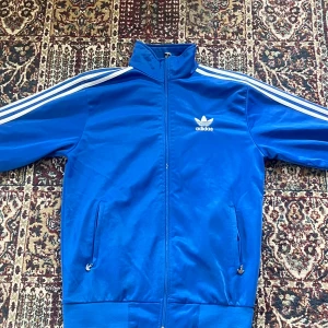 Vintage adidas zip-up  - Vintage sidas zip-up hoddie som är i andvänt skick men inga större skador, liten fläck på armen som troligen går att tvätta bort!