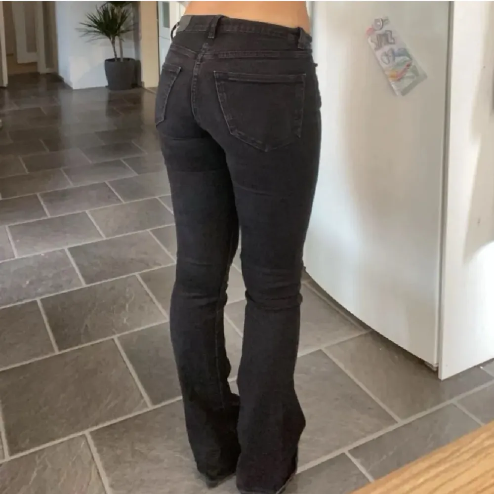 svarta lågmidjade jeans storlek 34, knappt använd! Midjemåttet~ 35cm tvärs över! Passar mig som är 1.65!! Skriv för fler bilder!!. Jeans & Byxor.