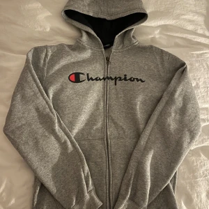 Zip hoodie - Säljer denna champion zip hoodien då den inte längre används 💋