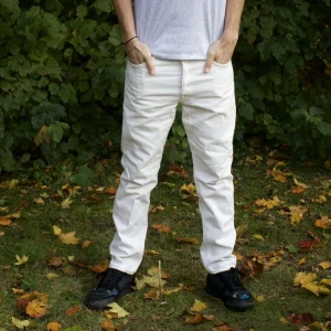 Vita jeans från Jack & Jones - Säljer ett par snygga vita jeans från Jack & Jones. De har en klassisk femficksdesign och är i en stilren vit färg. Perfekta för både vardag och fest! De är i bra skick och har en knappgylf.