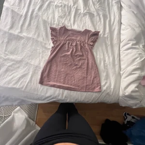 En fin mörk rosa blus  - Blusen har ja använt fåtal gånger och är köpt från en marknad i Spanien, inga fläckar eller hål💞