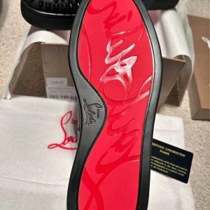 Louboutin  - Louboutin skor i nyskick  Storlek 42 passar 41 Box och dustbag medföljer.  