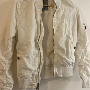 Alpha bomber jacka - Den är smutsig , vågar inte tvätta den och förstöra den. Men den är äkta. Köpt några år sedan.🌸