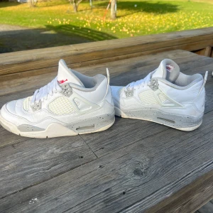 Jordan 4 - 4or i white oreo. Köpta för längesen och använda en del men fortfarande i bra skick och går att fräscha upp ännu mer🩷