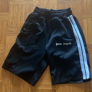 Palm angels byxor - Säljer den för jag inte använder den längre! Kan sänkas vid snabb affär!