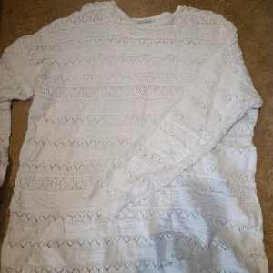 Stickat  - Stickat vitt tröja 