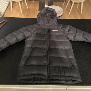 Peak performance jacka - Tja säljer nu min peak performance jacka som är drygt 2 år gammal fortfarande i väldigt bra skick.