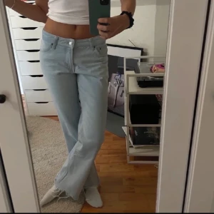 Jeans - Super snygga low waist jeans ifrån H&M. Fin ljus blå färg på jeansen och dem är i storlek 36 men själv skullle jag säga att dem passar 36-38. Sitter bra på mig som är 165cm lång och har inga defekter!