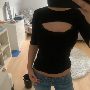 Svart topp - Svart zara topp! Sitter för löst på mig därav säljer jag🥰