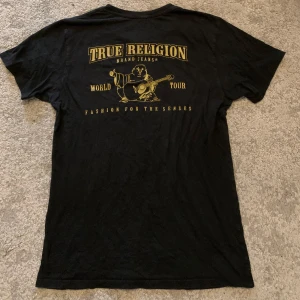 True religion t-shirt  - Fet true religion t-shirt i storlek S. Skicket på den är bra förutom att längst ner på den vid sömmen har det gått upp lite men det är enkelt och fixas och syns inte när man bär den. Jag använde den ändå fast den sömmen och det va inga problem. 😊