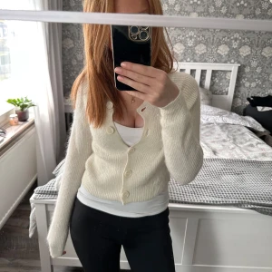 kofta! - vit/beige kofta med knappar🙏🏼