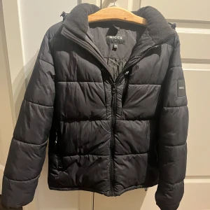 Vinter jacka  - Säljer min Nicce jacka aldrig använder den och ska flytta så vill bli av med den 