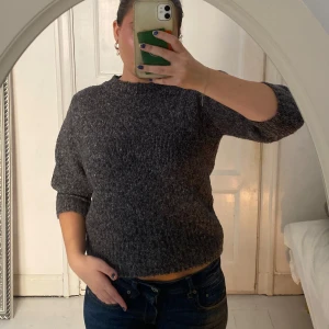 Stickad tröja - Säljer denna söta trekvartärmade stickade tröjan! 🦋🦋sparsamt använd alltså fint skick! Jätteskönt material. 