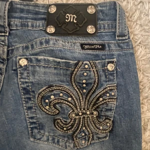 Miss me jeans bootcut  - Säljer dessa fina bootcut miss me jeans, säljer pga att dom är förstora 💕 Köpta för 800kr, använda ca 3 gånger, Innerbenslängden är 85 cm, hela längden på benen är 105 cm, och midjemåttet är 38 cm!