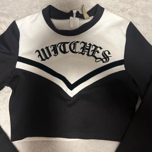 Halloween, Cheerleader - En ”chearleader topp” för den som vill klä ut sig till det på halloween! Jag hade på mig denna ihop med en svart utsvängd kjol. Skriv innan jag sätter på köp nu!😃