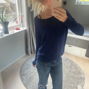 Zara stickad - En jätte skön och fin lätt stickad tröja från Zara!! Använd en gång och säljer pågrund av kommer ej till användning💙 Kom privat för fler frågor🩵😻
