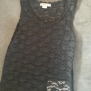 Spetslinne från gina  - Skitsnygg Spetslinne från gina 🥰 den är i jätte jätte bra skick har inte ens haft på mig den, säljer eftersom jag inte haft tillfällen att ha på mig den ❤️ 