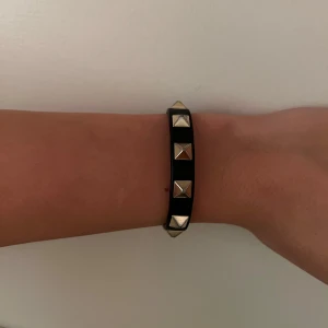 Valentino armband - Säljer mitt ass snygga valentino armband för att det kommer inte till användning längre. Man får med extra nit! Tyvärr har den en liten defekt (se bild fem) men är inget som syns när man har på aig armbandet som man ser på de andra bilderna.