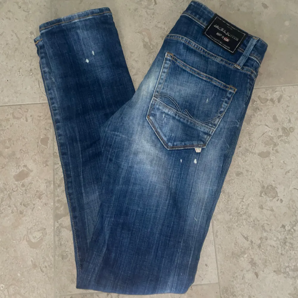 Säljer nu dessa Sällsynta Jack & Jones jeansen i Slim Glenn modellen.  Storlek 29/34 och är i superbra skick! Hör av dig vid frågor, pris kan diskuteras vid snabb affär🤗. Jeans & Byxor.