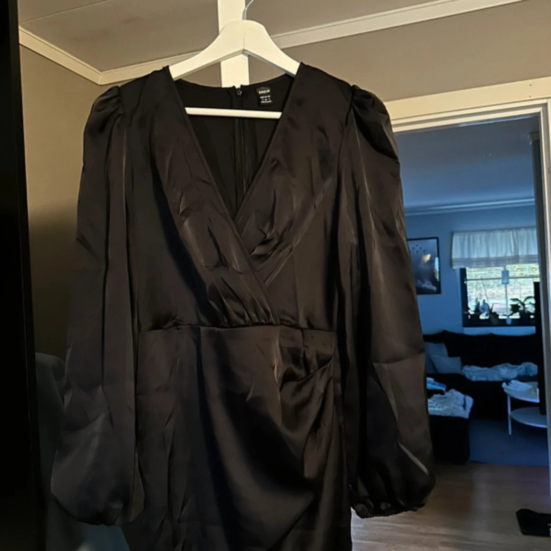 Svart satin omlottklänning