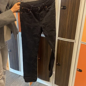 Svarta Levis jeans - Ett par svartas jeans från Levis 
