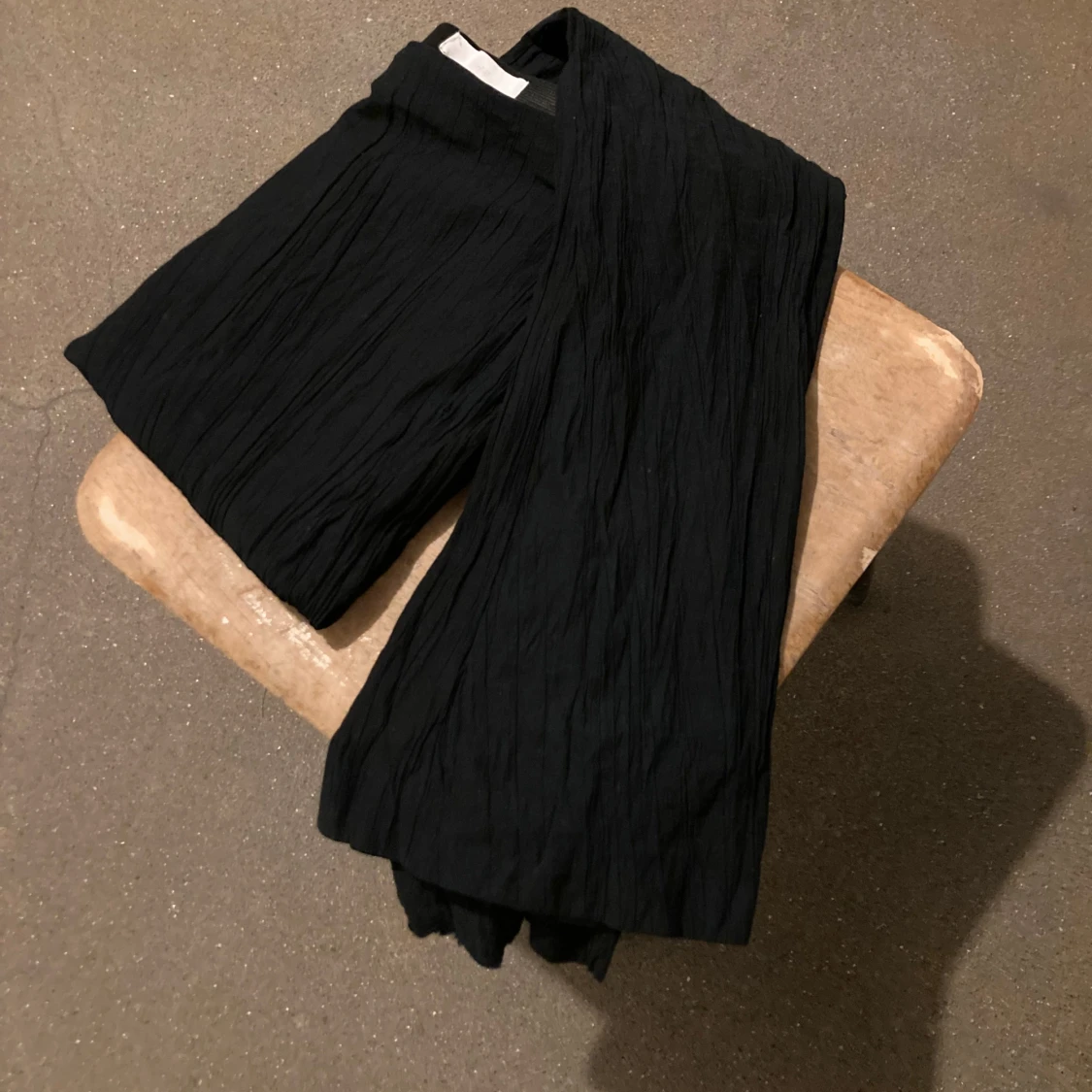 Långa svarta skrynkliga byxor - 91