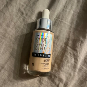 Maybelline Foundation  - Endast öppnad men oanvänd! I färg 10🤍Köpt för 200kr.