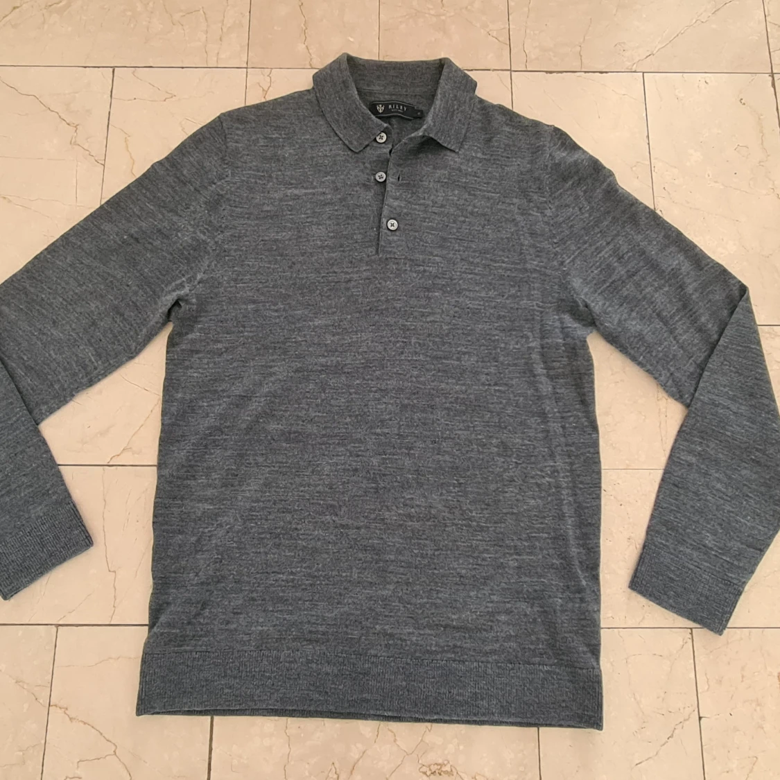 Grå stickad pikétröja 