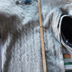 Ralph Lauren kashmir - 90% merino ull och 10%  kasmir Säljer en snygg grå stickad tröja från Polo Ralph Lauren. Den har ett klassiskt kabelstickat mönster och är perfekt för kyliga dagar. Tröjan är i storlek S och har långa ärmar med ribbade muddar. Supermysig och stilren för både höst och vinter! Och är i bra skick inte någon fläck eller något hål, lite krympt dock så passar xs