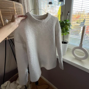 Stickad tröja  - Super fin stickad tröja från Zara i storlek S, den är som ny och knappt använd. Säljer då jag har två likadana 🫶🏼 hör av dig för fler bilder eller frågor 🤍