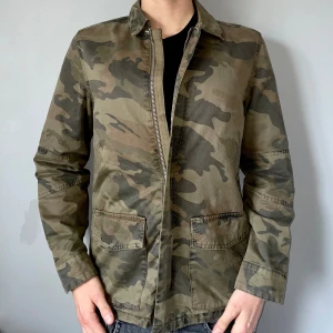 Zadig&Voltaire Overshirt, Camo - Tjena, säljer nu denna riktigt schyssta Zadig overshirten, Håller värmen riktigt bra! - Skick 10/10, helt ny - storlek M, personen på bild är 185 cm lång - Nypris: 3500kr. För mer info och bilder skicka ett meddelande!