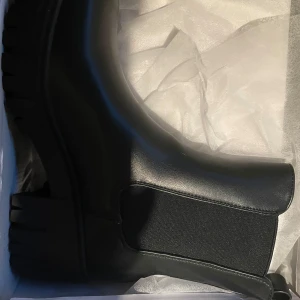 Elara chelsea ladies ankle boots - Chelsea Boots storlek 38 * Säsong: året runt * Övre material: Syntetmaterial av hög kvalitet i läderlook * Innermaterial: Syntetmaterial av hög kvalitet * Hälform: tratthäl * Främre skoform: Rund * Klackhöjd: ca. 5,5 centimeter * Rörhöjd: ca 20cm