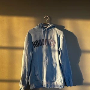 Hoodrich hoodie - En ljusblå Hoodrich hoodie. Med text av olika blå nyanser. Den är använd bara ett par gånger. 