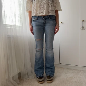 Bootcut - Bootcut jeans från Levis! 37cm över midjan och 82cm i innersöm🩷 de är sydda i midjan (se bild 3)