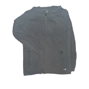 ZIP HOODIE från ARMANI - Säljer en stickad bomullshoodie i mörkgrått från Armani. Stilren med många fina detaljer. Mjuk och bekväm. I mycket gott skick!  Tveka inte att höra av dig vid eventuella frågor eller för ytterligare information och bilder av produkten✨ 