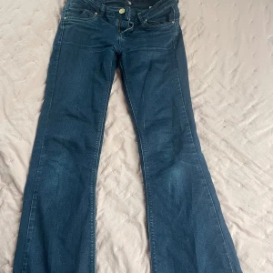 Fina lågmidjade jeans  - Säljer mina favvorit jeans, jätte jätte snygga. Lågmidjade och utsvängda. Bra skick. Sköna och perfekta vardagsjeans 