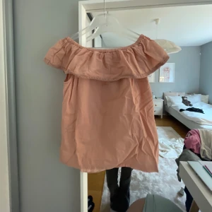 Blus  - Säljer denna blus pågrund av att den inte kommer till användning. Är i storlek 146-152 men den är ganska stor i storleken! Säljer för 80kr 🥰 