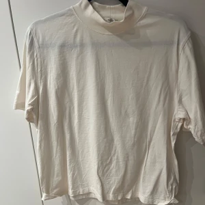 Vit polo T-shirt  - Använd fåtal gånger, normal i storleken