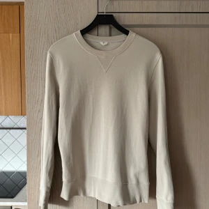 Beige sweatshirt Arket - Storlek S - Säljer en stilren beige sweatshirt från Arket i storlek S. Den har en klassisk rund hals och långa ärmar, perfekt för en avslappnad look. Tröjan är i bra skick och passar till alla säsonger. Perfekt för både vardag och mysiga hemmakvällar!